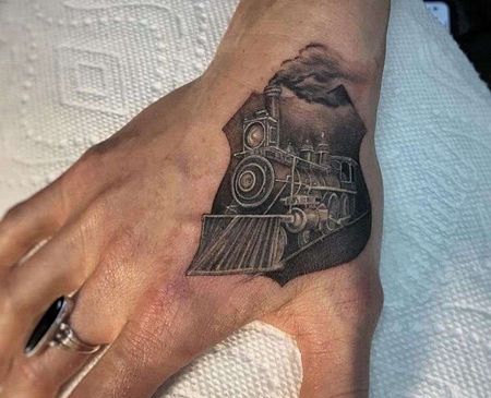 写实手背火车纹身图案