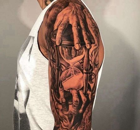 写实大臂手沙漏纹身图案