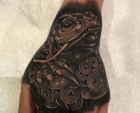 写实后背青蛙纹身图案