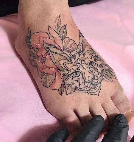 点线脚背狐狸花卉纹身图案