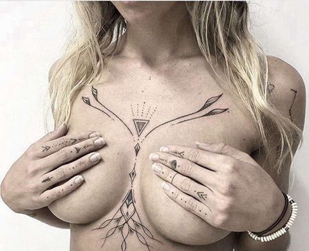 点刺几何前胸纹身图案