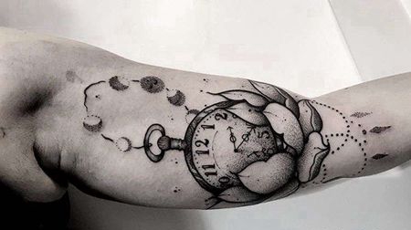 点刺大臂荷花钟表纹身图案