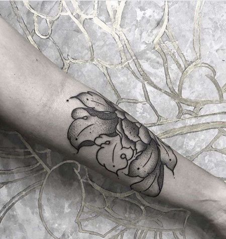 点刺小臂牡丹纹身图案