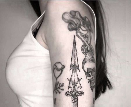 点线大臂匕首纹身图案