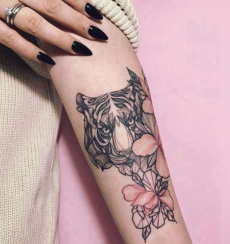 点线小臂老虎花卉纹身图案