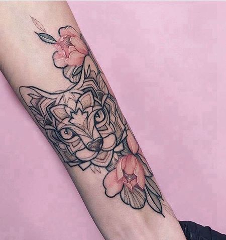 点线小臂猫花卉纹身图案