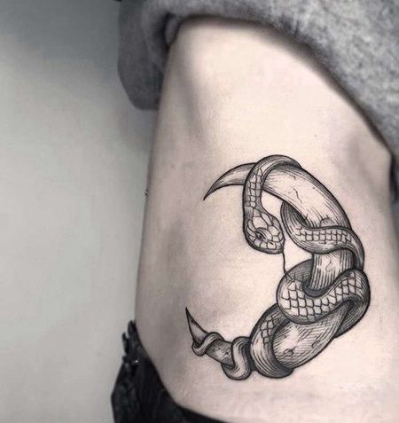 线条大腿蛇月亮纹身图案