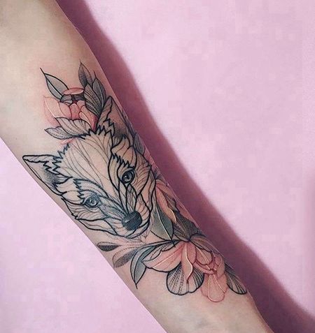 线条小臂狐狸花卉纹身图案