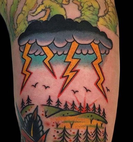Old School大臂云闪电纹身图案