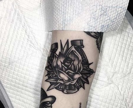 Old School小臂玫瑰马蹄铁纹身图案
