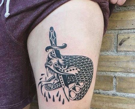 Old School大腿蛇匕首纹身图案