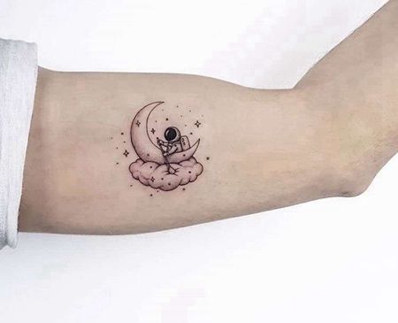 小清新大臂月亮宇航员纹身图案