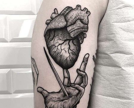 点线大臂手心脏纹身图案