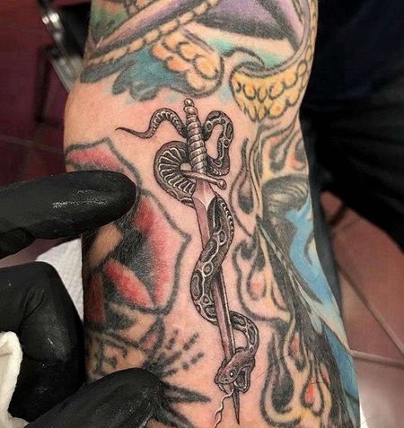 写实小臂蛇剑纹身图案