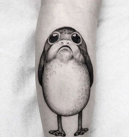 写实小腿企鹅纹身图案