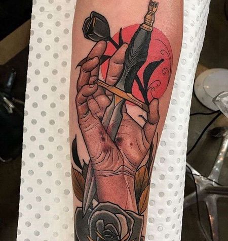 New School小臂手匕首玫瑰纹身图案