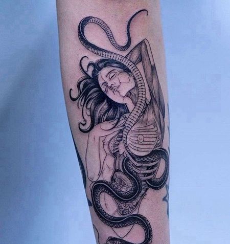 线条小臂蛇女人纹身图案