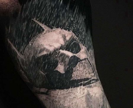 写实大臂蝙蝠侠纹身图案