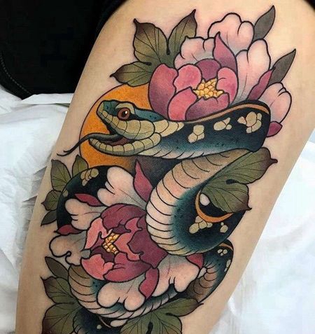 New School大腿蛇牡丹纹身图案