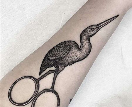 点线小臂鹤纹身图案