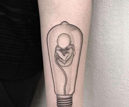 点刺小臂灯泡纹身图案