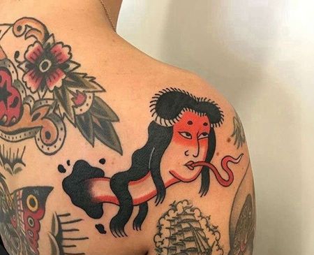 日式后背女人蛇纹身图案