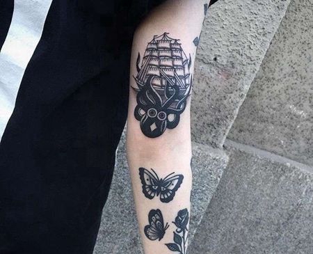 Old School大臂帆船章鱼纹身图案