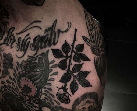 Old School肩上玫瑰纹身图案