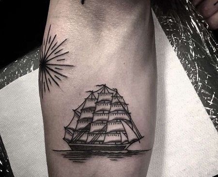 Old School小臂太阳帆船纹身图案