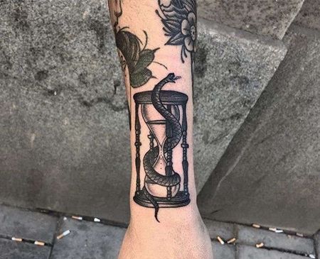 Old School小臂沙漏蛇纹身图案