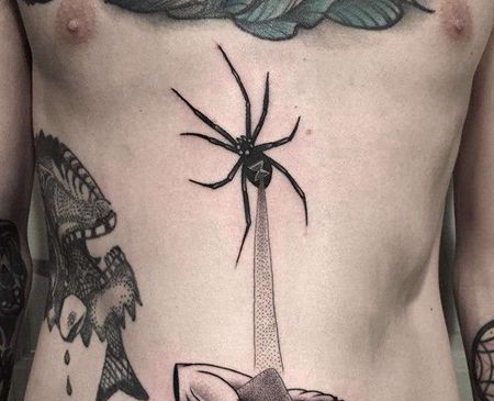 Old School胸下蜘蛛手纹身图案