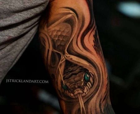 写实大臂蛇纹身图案