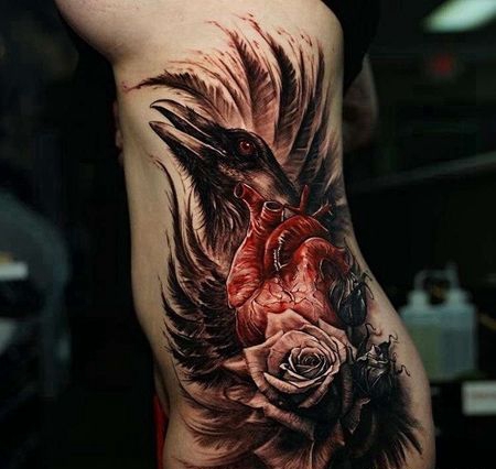 写实侧腰乌鸦心脏玫瑰纹身图案