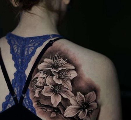 写实后背花卉纹身图案