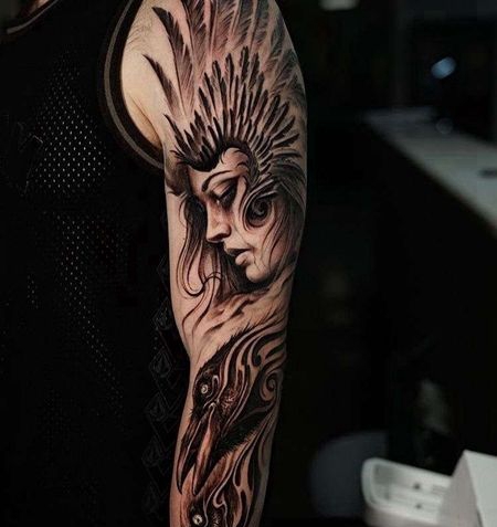 写实胳膊女人乌鸦纹身图案