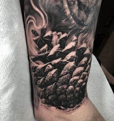 写实大臂松球纹身图案