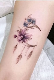 九款美丽的月亮小纹身图案欣赏