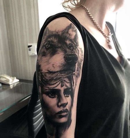 写实大臂狼女人纹身图案