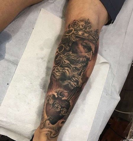 写实小腿国王心纹身图案