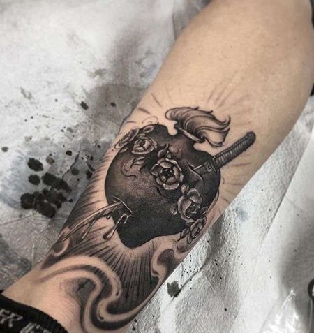 写实小腿心纹身图案