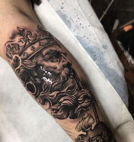 写实小腿国王纹身图案