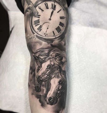 写实胳膊钟表马纹身图案