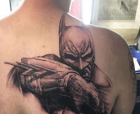 写实后背蝙蝠侠纹身图案