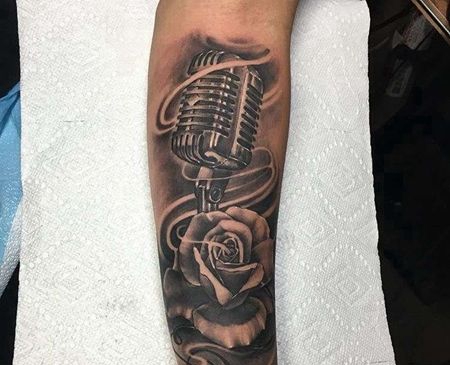 写实小臂麦克风玫瑰纹身图案