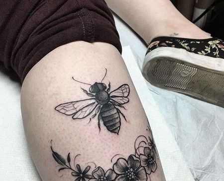点线小腿蜜蜂花卉纹身图案
