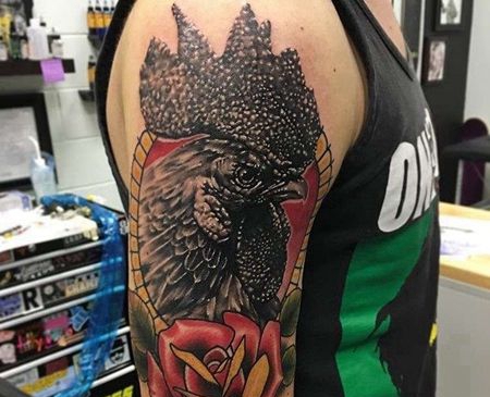 写实大臂公鸡纹身图案