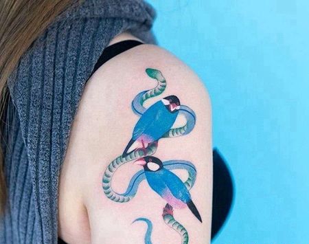 小清新大臂蛇鸟纹身图案