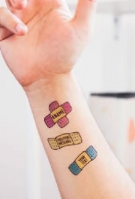 一组彩色的小清新创可贴纹身图案