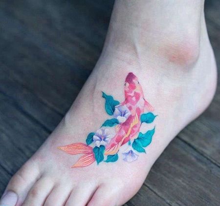 小清新脚背金鱼纹身图案