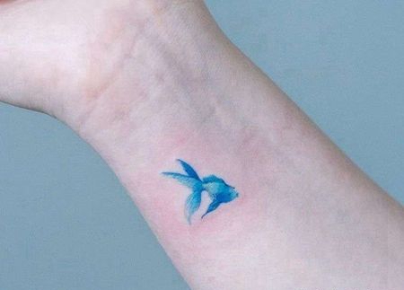 小清新手腕金鱼纹身图案